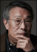 황석영(소설가)
“제국주의의 침입과 함께 이식문화로 시작된 한국 근ㆍ현대문학의 원류를 더듬어 이제 울창한 우리네 서사의 숲에 들어선 느낌이다.”
올해로 등단 50주년을 맞은 칠순의 소설가 황석영이 펴낸 ‘여울물소리’(자음과모음)는 우리 시대 이야기꾼 황석영이 오래 품어온 화두 ‘이야기에 관한 연구’라 할 만하다. 스스로를 ‘시대의 광대’로 여긴 작가는 이야기를 만들어내고 들려주고 알리고, 마침내는 스스로 이야기가 되는 삶을 소설의 주인공, 이신통에 담아냈다.