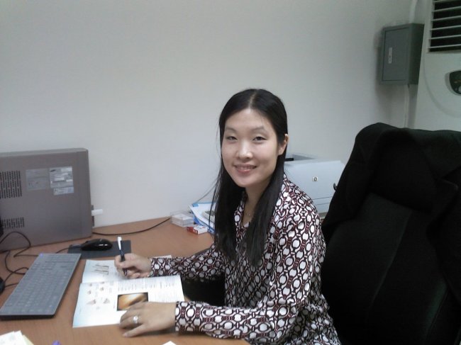 자넷 한(서울대 수의과대학 교수)
국내 최초 ‘말(馬) 전문의’ 교수로 임용된 자넷 한(32·사진) 서울대 수의과대학 교수는 애마 그레이시를 언급하며 눈을 반짝였다. 인터뷰를 위해 서울대 수의과대학 연구실을 찾았을 때도 그는 수십장의 말 사진을 들여다보고 있었다. 한 교수는 자신이 살아온 인생에 대해 “ ‘말 등 위에서 성장했다’고 해도 과언이 아닐 정도”라고 강조했다. 그만큼 그의 말 사랑은 지극하다.
