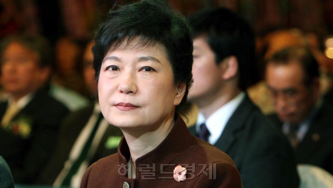 박근혜 새누리당 대선후보가 21일 오후 서울 잠원동센트럴시티 밀레니엄 홀에서 열린 제49회 경우의날 행사에 참석해 생각에 잠겨있다.박현구 기자phko@heraldcorp.com