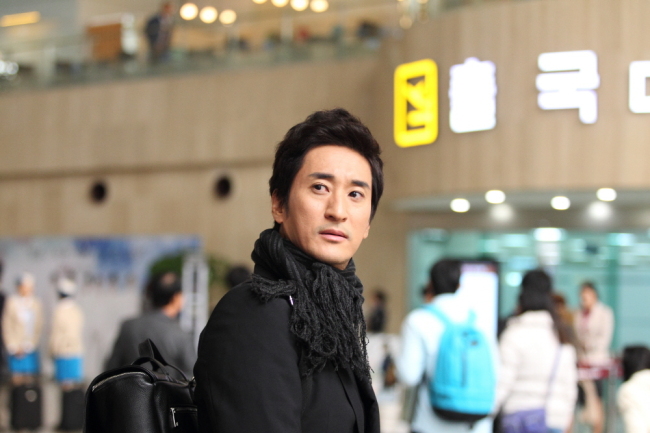 신현준(배우)
신현준은 지난 9월26일 열린 드라마 제작발표회에서 ‘울랄라부부’가 월화드라마 시청률 1위를 기록하면, 추첨을 통해 주부 1명에게 대신 애를 봐주고 살림을 하겠다는 공약을 내걸었다. 특히 그는 “만일 이 공약을 못 지키면 코 수술을 하겠다. 그 주부가 독도에 살든, 울릉도에 살든 꼭 지키겠다”고 공언해 화제가 됐다.