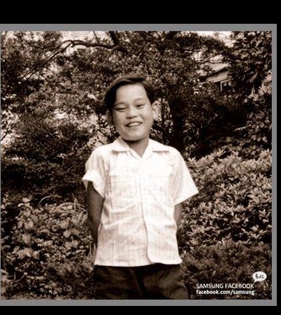 이건희(기업인/삼성전자 회장)
21일 삼성그룹 공식 페이스북에는 “환하게 웃고 있는 이 소년은 누구일까요?”라며 이 회장의 어린시절 사진을 게재했다. ’25년간 묵묵히 꿈을 현실로 변화시킨 삼성인’ 이라는 힌트(?)를 제공했지만 곧바로 “삼성을 세계적인 초일류 기업으로 성장시킬 것이라는 사진 속 소년의 약속대로 2012년 글로벌 브랜드 가치 9위에 자리매김했다”고 덧붙여 누가봐도 이 회장인 것을 알 수 있다.