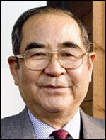 이수성(전 국무총리)
이수성<사진> 전 국무총리가 오는 23일 사단법인 국학원 명예총재로 취임한다. 이 명예총재는 앞으로 한민족의 얼을 찾아 역사와 문화를 연구ㆍ교육하는 국학활동과 국학원이 펼치고 있는 우리얼찾기국민운동본부의 명예위원장으로도 활동한다.