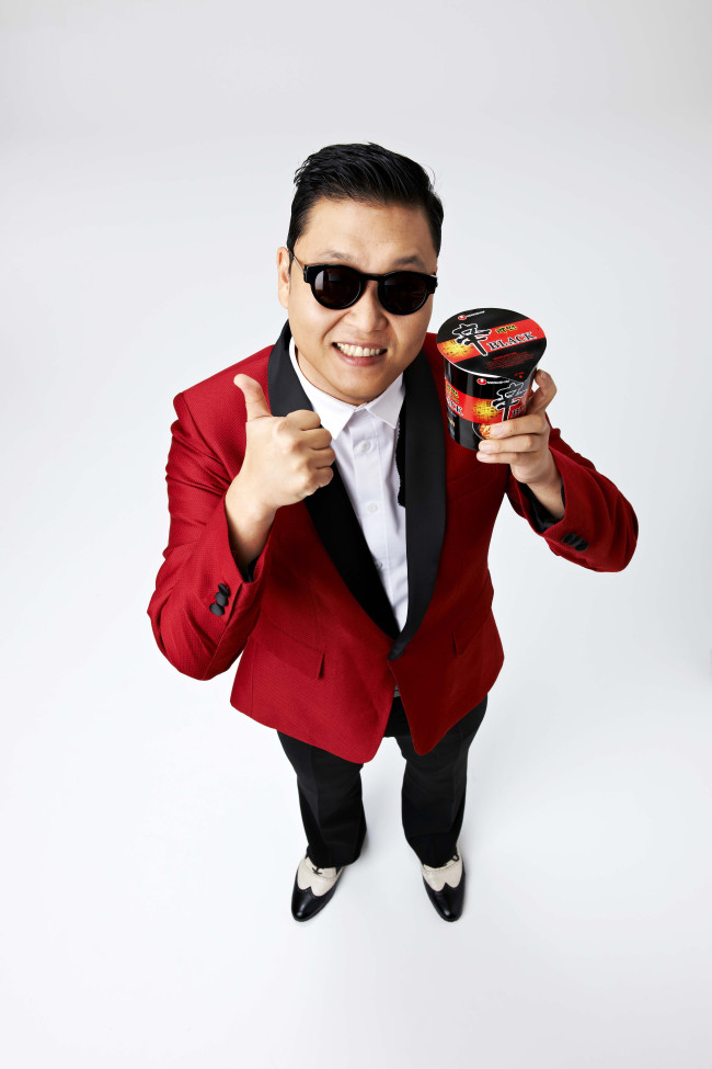 싸이(박재상/가수)
농심은 ‘신라면블랙컵’의 10월 매출이 20억원에 육박하며 불티나게 팔리고 있다고 22일 밝혔다. 이 회사는 ‘신라면블랙컵’의 CF모델로 가수 싸이를 기용한 광고가 지난달 13일 시작된 이후 판매량이 급증해 ‘싸이 효과’로 분석하고 있다.
