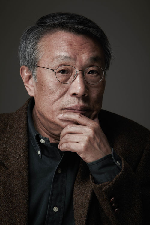 황석영(소설가)
“제국주의의 침략과 함께 이식문화로 시작된 한국 근ㆍ현대문학의 원류를 더듬어 이제 울창한 우리네 서사의 숲에 들어선 느낌이다.”
올해로 등단 50주년을 맞은 칠순의 소설가 황석영이 펴낸 ‘여울물소리’(자음과모음)는 우리 시대의 이야기꾼 황석영이 오래 품어온 화두 ‘이야기에 관한 연구’라 할 만하다. 스스로를 ‘시대의 광대’로 여긴 작가는 이야기를 만들어내고 들려주고 알리고, 마침내는 스스로 이야기가 되는 삶을 소설의 주인공, 이신통에 담아냈다.