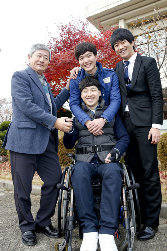 박기용(교수)
영남대 사범대학 특수체육교육과 박기용 교수가 최근 회갑잔치 비용을 대신해 800만 원 상당의 기립형 전동휠체어를 장애로 고생하는 제자에게 선물해 미담이 되고 있다. 같은 과 김한철 교수와 동창회도 박 교수의 뜻에 마음을 보탰다.