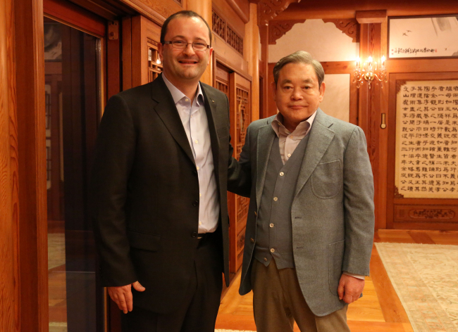 패트릭 바우만(Patrick Baumann/스위스 IOC 위원),이건희(기업인/삼성전자 회장)
Samsung Electronics chairman Lee Kun-hee (right) and Patrick Baumann, a Swiss International Olympic Committee member, pose before holding talks in Lee’s home in Seoul on Wednesday.
Samsung Group