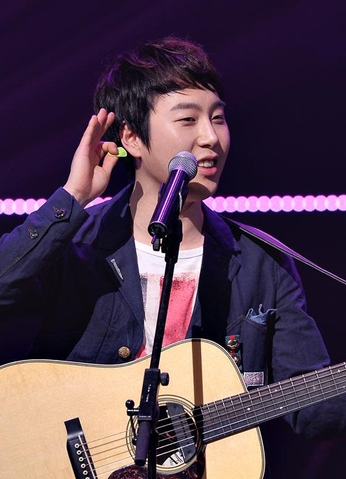 장범준(가수/버스커버스커)
버스커버스커의 장범준이 열애 중이다. CJ E&M 측은 11월 22일 본지와의 통화에서 “본인에게 확인을 해본 결과 현재 장범준이 여자친구와 교제 중인 것이 맞다”고 밝혔다.