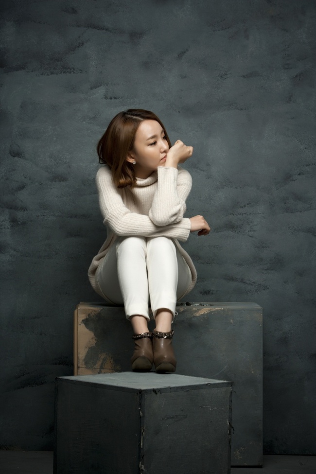 윤하(가수)
가수 윤하가 그만의 깊은 감성으로 올 연말을 풍성하게 만들 예정이다.
윤하는 오는 12월 30일, 31일 양일간 용산 아트홀 대극장 미르에서 단독 콘서트 ‘Dear…’로 관객들을 찾는다.
최근 윤하는 ‘나는 가수다 2’를 통해 다양한 편곡과 그만의 무대 매너로 많은 시청자에게 뜨거운 호응을 얻은 바 있어 이번 콘서트에 대한 기대감이 높아지고 있다.