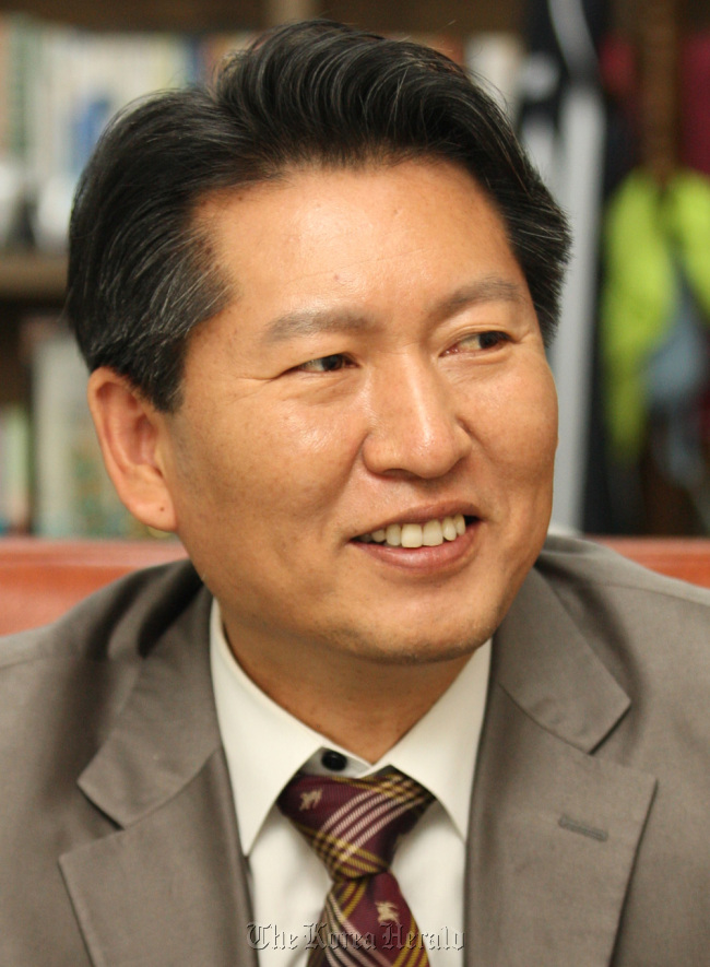 정청래(국회의원)
The Korea-U.S. Free Trade Agreement, especially its Investor-State Dispute Settlement clause, needs urgent revision as it could strike a critical blow against Korea, said Rep. Jung Cheong-rae of the main opposition Democratic United Party.
Jung Cheong-rae