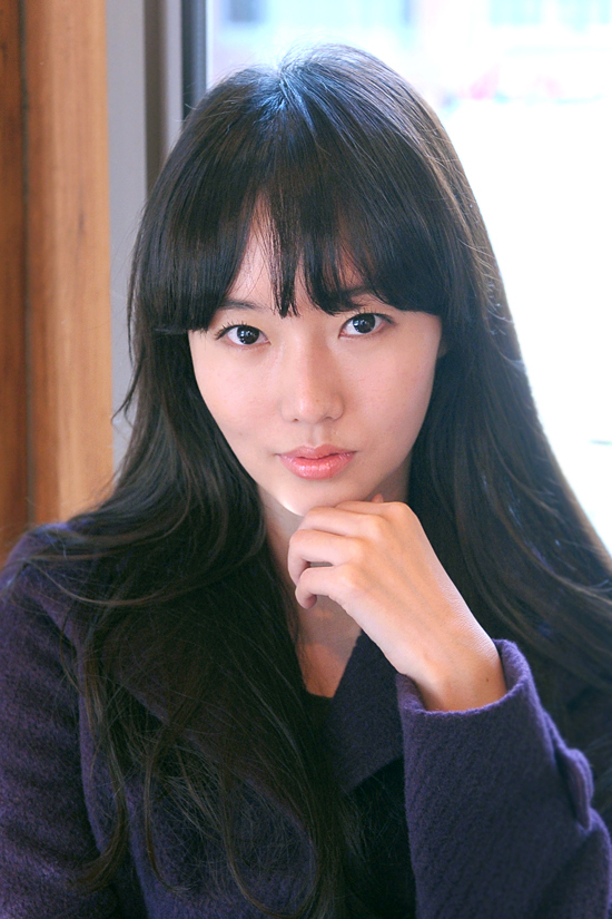 이정현(배우/가수)
가수 겸 배우 이정현이 영화 ‘범죄소년’(감독 강이관)을 통해 엄마로 변신했다. 제목만 봐도 범상치 않은 이 작품에서 이정현은 사회로부터 외면받고 모든 게 허술하지만 13년만에 만난 아들만큼은 지키고 싶어 하는 미혼모로 섬세한 감정 연기를 펼쳤다.