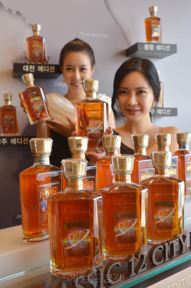 22일 오전 페르노리카 코리아가 서울 플라자호텔에서 대전지역에서만 판매하는 '임페리얼 클래식12 시티에디션-대전' 출시기념행사를 가졌다. 이번에출시된 대전에디션은 평창, 제주, 부산, 대구, 광주에 이은 6번째로 시티에디션은 위스키업계 최초의 지역한정판 위스키이다.  '임페리얼 클래식12 시티에디션-대전' 의 출고가는 500ml 기준 2만4915원으로 일반 임페리얼 클래식12의 가격과 동일하다.<br />이상섭 기자. babtong@heraldcorp.com 2012.11.22
22일 오전 페르노리카 코리아가 서울 플라자호텔에서 대전지역에서만 판매하는 '임페리얼 클래식12 시티에디션-대전' 출시기념행사를 가졌다. 이번에출시된 대전에디션은 평창, 제주, 부산, 대구, 광주에 이은 6번째로 시티에디션은 위스키업계 최초의 지역한정판 위스키이다.  '임페리얼 클래식12 시티에디션-대전' 의 출고가는 500ml 기준 2만4915원으로 일반 임페리얼 클래식12의 가격과 동일하다.
이상섭 기자. babtong@heraldcorp.com 2012.11.22