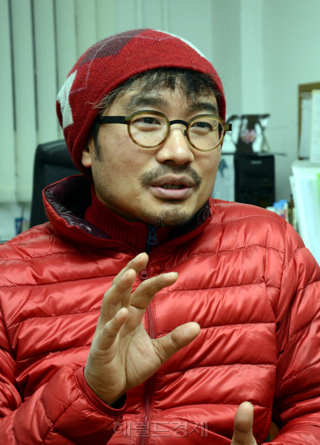 양정웅(연출가)
연출가 양정웅(44)이 처음 최루탄 냄새를 맡았던 건 1988년. 데모를 나가려다 최루탄의 강렬함에 다시 발걸음을 돌렸고 연극에 전념했다. 그런 경험 때문이었을까. 그가 이번에 준비한 연극 ‘로맨티스트 죽이기’는 가지지 않은 자, 패자의 입장에서 세상과 역사를 거꾸로 보고싶은 소망이 담긴 작품이다.
