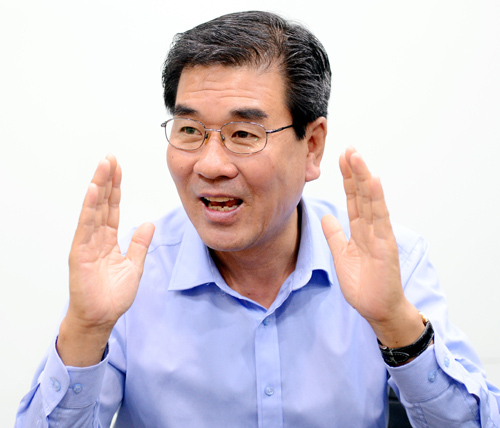 윤생진(기업인/선진D&C 대표)
“제 꿈은 이 회사에서 부장이 되는 것입니다.”
“부장? 웃기고 있네. 대학 안 나온 너희들(기능직 사원)은 부장은커녕 주임도 될 수 없어!”
1978년 금호타이어 곡성공장 신입사원 면담실. 27세 나이에 생산기능직으로 입사한 청년 윤생진은 꿈이 무엇이냐는 질문에 부장이 되는 것이라고 답했다. 돌아온 것은 조롱 섞인 핀잔뿐이었다. 공장에는 ‘이상한 신참’이 들어왔다는 소문이 돌았다. 그날 집에 있는 거울 밑에 종이를 붙이고 커다란 글씨로 ‘윤생진 부장’이라고 또렷하게 적었다.
