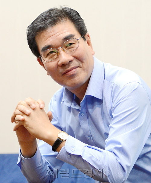 윤생진(기업인/선진D&C 대표)
“제 꿈은 이 회사에서 부장이 되는 것입니다.”
“부장? 웃기고 있네. 대학 안 나온 너희들(기능직 사원)은 부장은커녕 주임도 될 수 없어!”
1978년 금호타이어 곡성공장 신입사원 면담실. 27세 나이에 생산기능직으로 입사한 청년 윤생진은 꿈이 무엇이냐는 질문에 부장이 되는 것이라고 답했다. 돌아온 것은 조롱 섞인 핀잔뿐이었다. 공장에는 ‘이상한 신참’이 들어왔다는 소문이 돌았다. 그날 집에 있는 거울 밑에 종이를 붙이고 커다란 글씨로 ‘윤생진 부장’이라고 또렷하게 적었다.