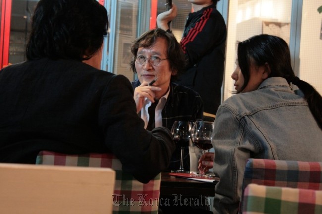 Director Jeong Ji-young (center) stars in documentary “Ari Ari the Korean Cinema.”   Aura Pictures