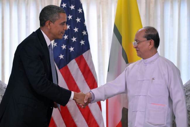 U.S. President Barack Obama shakes hands with Myanmar’s President Thein Sein (right) after a meeting at the regional parliament building in Yangon on Monday.   AFP-Yonhap News