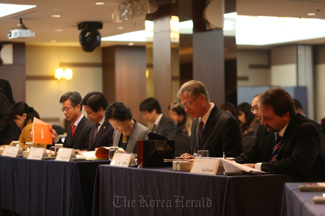 Participants listen to a speech at the International Conference on Lifelong Learning in Daejeon on Thursday.   NILE