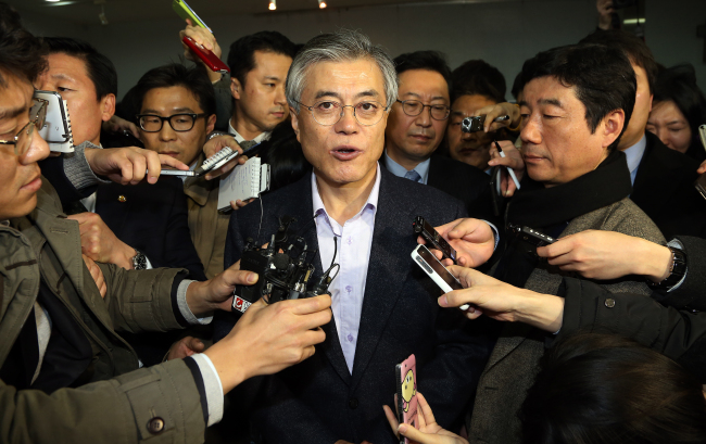 문재인(대통령후보/국회의원/민주통합당)
South Korea's two liberal presidential candidates met on Thursday to seek a breakthrough in setting the rules on selecting a single candidate to take on their conservative rival Park Geun-hye, but the talks ended without progress, camp officials said.