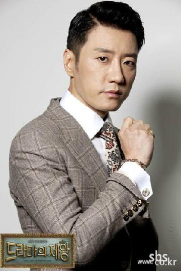 김명민(배우)
김명민은 11월 22일 서울 양천구 SBS 목동 사옥에서 열린 SBS 월화 드라마 ’드라마의 제왕’ 기자간담회에 참석해 "카메오로 톱스타는 다 모시고 싶은 것은 사실이다"라며 "1회부터 대본에 실명이 거론되긴 했지만 일반 이름으로 바꾸게 된 이유가 시간적인 상황으로 그 분들을 일일이 카메오로 모시기는 힘들더라"고 밝혔다.