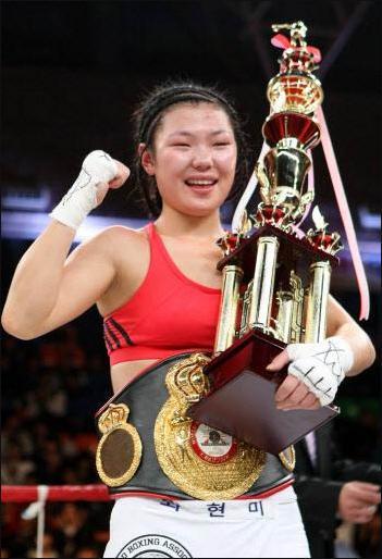 최현미(복싱선수)
탈북자 출신 WBC 세계 복싱 여자 챔피언 최현미 선수가 22일 박근혜 새누리당 대선후보 지지를 선언했다.
지난 2010년 MBC ‘무한도전’에 출연해 유명세를 탔던 최현미 선수는 22일 오후 여의도 당사에서 "앞으로의 미래를 위해 대한민국의 대통령은 박 후보 뿐이라고 생각한다"고 지지 의사를 밝혔다.