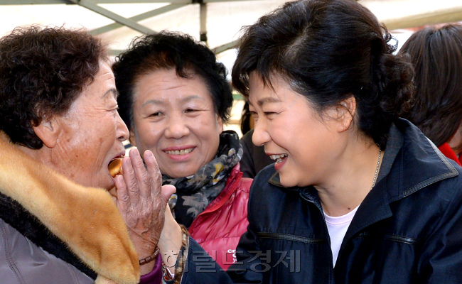 새누리당 박근혜 대선후보가 22일 오후 고양 능곡전통시장을 방문, 한 시민의 입에 과자를 주고 있다. 박현구 기자phko@heraldcorp.com
새누리당 박근혜 대선후보가 22일 오후 고양 능곡전통시장을 방문, 한 시민의 입에 과자를 주고 있다. 박현구 기자phko@heraldcorp.com