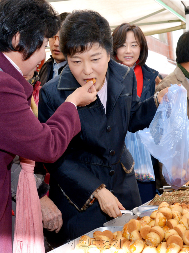 새누리당 박근혜 대선후보가 22일 오후 경기도 고양시 능곡시장을 방문, 한 시민이 주는 과자를 맛보고 있다. 박현구 기자phko@heraldcorp.com 기자phko@heraldcorp.com
새누리당 박근혜 대선후보가 22일 오후 경기도 고양시 능곡시장을 방문, 한 시민이 주는 과자를 맛보고 있다. 박현구 기자phko@heraldcorp.com 기자phko@heraldcorp.com