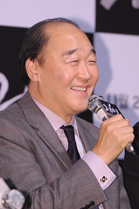 장광(배우)
배우 장광이 영화 ‘26년’(감독 조근현)에서 ‘그 사람’ 역을 맡은 소감에 대해 “또 고개를 숙여야 될 것 같은 느낌이 든다”고 전했다.
장광은 11월 22일 오후 서울시 광진구 롯데시네마 건대입구에서 열린 ‘26년’ 언론시사회에 참석했다.
