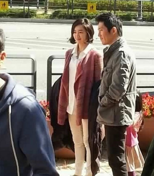 수애(박수애/배우),장혁(정용준/배우)
배우 수애와 장혁이 길거리에서 포착됐다. 최근 한 온라인 커뮤니티 게시판에는 ‘장혁과 수애 촬영’이라는 제목으로 사진이 게재됐다.