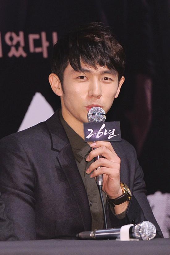 임슬옹(배우/가수/2AM)
그룹 2AM 멤버 임슬옹이 영화 ‘26년’(감독 조근현)에 캐스팅 된 후 가장 먼저 한 일로 신문을 구독했던 사실을 손꼽았다.
임슬옹은 11월 22일 오후 서울시 광진구 롯데시네마 건대입구에서 열린 ‘26년’ 언론시사회에 참석했다.