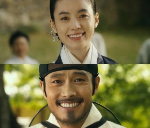 한효주(배우),이병헌(배우)
영화 ‘광해’ 미공개 엔딩 영상이 공개돼 네티즌들의 클릭세례를 받고 있다.
역대 한국영화 흥행 4위를 달리고 있는 영화 ‘광해, 왕이 된 남자(이하 광해)’는 미공개 엔딩 에필로그 영상을 공개해 22만 이상의 조회 수를 기록했다.