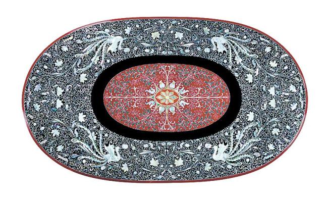A mother-of-pearl inlay lacquerware piece on display at ARA Art Center (Yonhap News)
