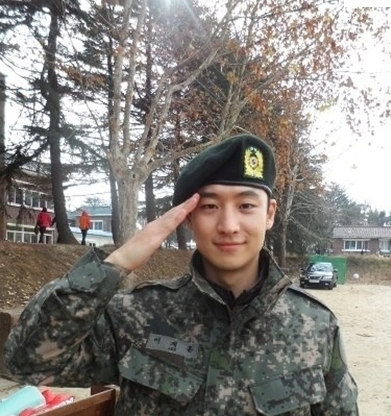 이제훈(배우)
이제훈의 소속사 사람엔터테인먼트는 22일 공식 페이스북을 통해 “오늘 오전 이제훈 배우가 4주간의 훈련 기간을 마치고 훈련소 퇴소식을 가졌다”며 이제훈의 사진을 공개했다. 사진 속 이제훈은 팬들을 향해 경례를 하고 있다. ‘군대에 가면 망가진다’는 속설과는 무관한 듯 영화 스틸컷을 연상시키는 듯한 늠름한 모습으로 눈길을 끌었다.