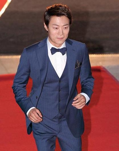이희준(배우)
KBS 주말드라마로 인기를 얻은 이희준이 또 다른 KBS 드라마로 곤경에 처했다. 이희준이 어색한 연기로 시청자들에게 아쉬움을 사고 있다.
KBS2 ‘전우치’(극본 조명주, 연출 강일수)에 출연하고 있는 이희준은 어색한 대사처리가 문제다. 그의 연기를 지켜본 많은 사람들은 ‘책을 읽는 것 같다’ ‘억양이 이상하다’는 등의 평가를 내놓고 있다. 물론 사극이란 점을 감안하지만 상당수 팬들의 지적은 한번쯤 챙겨볼 필요가 있다.