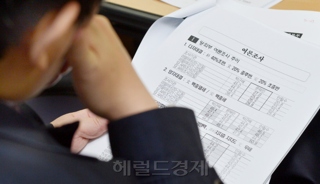 23일 오전 서울 영등포 민주당사에서 열린 선대위원장당 및 본부장단 연석회의에서 문재인 대선후보 비서실장인 노영민 의원이 단일화 여론조사 추이를 심각한 표정으로 보고 있다. 박현구 기자phko@heraldcorp.com
23일 오전 서울 영등포 민주당사에서 열린 선대위원장당 및 본부장단 연석회의에서 문재인 대선후보 비서실장인 노영민 의원이 단일화 여론조사 추이를 심각한 표정으로 보고 있다. 박현구 기자phko@heraldcorp.com
23일 오전 서울 영등포 민주당사에서 열린 선대위원장당 및 본부장단 연석회의에서 문재인 대선후보 비서실장인 노영민 의원이 단일화 여론조사 추이를 심각한 표정으로 보고 있다. 박현구 기자phko@heraldcorp.com
