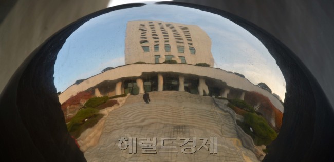 현직 부장급 검사의 뇌물비리에 이어서 현직 검사가 여성 피의자와 성관계를 맺은 사실이 드러나 파문이 일고 있는 가운데 23일 서울 서초구 대검찰청 청사가 조각품에 반영된 모습이 일그러져 있다.<br />김명섭 기자 msiron@
현직 부장급 검사의 뇌물비리에 이어서 현직 검사가 여성 피의자와 성관계를 맺은 사실이 드러나 파문이 일고 있는 가운데 23일 서울 서초구 대검찰청 청사가 조각품에 반영된 모습이 일그러져 있다.
김명섭 기자 msiron@
현직 부장급 검사의 뇌물비리에 이어서 현직 검사가 여성 피의자와 성관계를 맺은 사실이 드러나 파문이 일고 있는 가운데 23일 서울 서초구 대검찰청 청사가 조각품에 반영된 모습이 일그러져 있다.
김명섭 기자 msiron@
반듯함이 항상 좋지는 않지만, 반드시 반듯해야 하는 것도 있다. 기소(起訴)독점기관인 검찰(檢察)은 더 반듯해야 한다. 최근 각종 추한 사건으로 검찰이 일그러졌다. 임용된 지 얼마 되지도 않은 검사가 여성 피의자와 성관계를 맺지를 않나, 고등검찰청 부장검사가 돈을 받아 챙기기까지 했다. 23일 서울 서초구 대검찰청 청사가 조각품에 반영돼 일그러져 있다.  김명섭 기자/msiron@heraldcorp.com