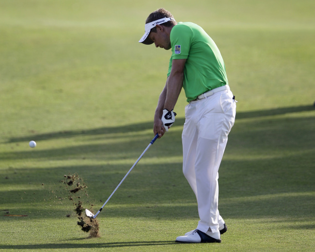 루크 도날드(Luke Donald/골프선수)
Luke Donald of England plays a ball on the 15th hole during the round one of DP World Golf Championship in Dubai on Thursday.    AP-Yonhap News