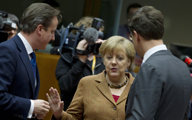 British Prime Minister David Cameron (left) speaks with German Chancellor Angela Merkel (center) and Dutch Prime Minister Mark Rutte during a round table meeting at an EU summit in Brussels on Thursday.    AP-Yonhap News