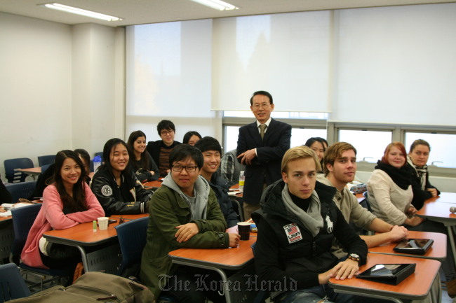 민병철(교수/교육인)
Konkuk University students led by professor Min Byeong-cheol (center) are set to present unique smartphone application projects in partnership with Songpa-gu Office and several venture investment firms.   Konkuk University