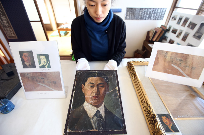 <YONHAP PHOTO-0810> 춘곡 고희동의 네번째 유화 첫 공개 (서울=연합뉴스) 유용석 기자 = 22일 오전 서울 종로구 원서동 고희동 가옥에서 열린 '춘곡 고희동의 집을 열다' 개방 및 특별전시회에서 국내 첫 서양화가 춘곡 고희동(春谷 高羲東, 1886-1965)의 네 번째 유화 작품 '이상화 초상화'가 공개되고 있다. 이번 특별전은 오는 24일 부터 내년 1월 20일 까지 두 달간 진행된다. 2012.11.22 yalbr@yna.co.kr/2012-11-22 11:14:57/ <저작권자 ⓒ 1980-2012 ㈜연합뉴스. 무단 전재 재배포 금지.>
A member of staff unveils a portrait of Ree Sang-hwa, a resistance poet, by painter Ko Hei-tong at Ko’s former residence in Wonseo-dong, central Seoul, on Thursday, two days before the exhibition.   Yonhap News
