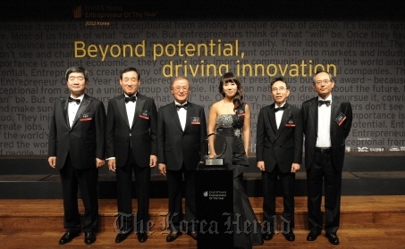FILA Global chairman Gene Yoon (third from left) poses with other winners at a ceremony for the sixth Ernst & Young Entrepreneur of the Year Award in Seoul on Thursday.    Ernst & Young Hanyoung