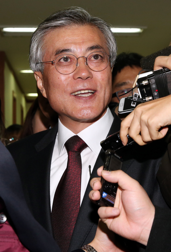 문재인(대통령후보/국회의원/민주통합당)
Presidential candidate Moon Jae-in of the Democratic United Party answers reporters’ questions after meeting his campaign team over candidacy unity with Ahn Cheol-soo on Friday.
Yonhap News