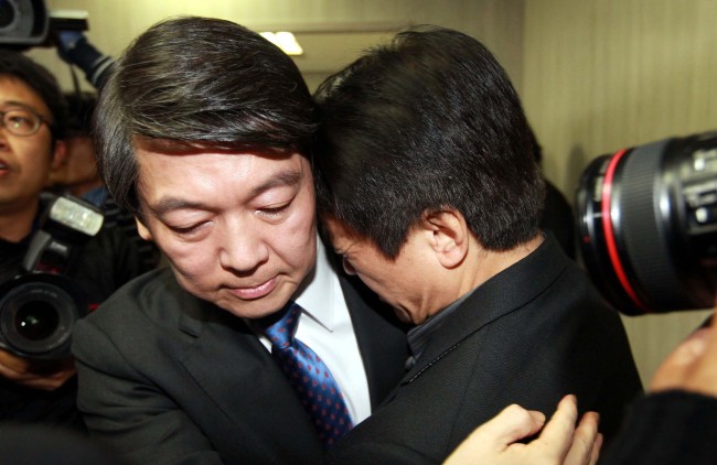 안철수(대통령후보/기업인/교수)
Ahn Cheol-soo comforts a grieving campaigner after announcing that he was quitting the presidential race Friday. (Ahn Hoon/The Korea Herald)