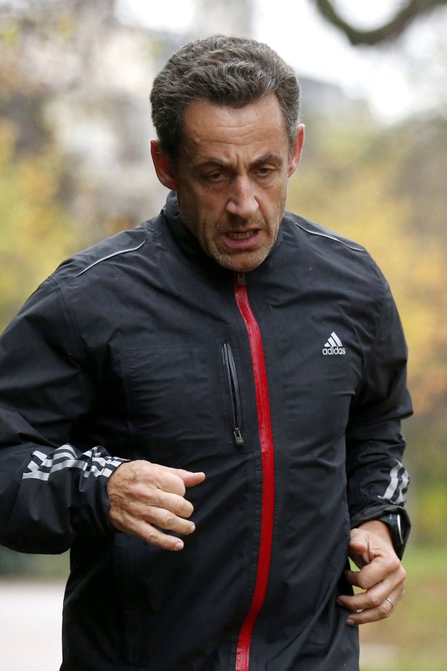 <YONHAP PHOTO-1887> Former French President Nicolas Sarkozy jogs in Paris, November 23, 2012. Sarkozy has not been put under formal investigation by magistrates looking into whether he received illegal campaign funds from France's richest woman in 2007, but has instead been designated a witness in the inquiry. Magistrates questioned Sarkozy for 12 hours as they tried to establish if he had received illegal campaign funding from Liliane Bettencourt, heiress of the L'Oreal cosmetics empire, when he ran for president in 2007. REUTERS/Benoit Tessier (FRANCE - Tags: POLITICS BUSINESS)/2012-11-23 23:36:43/ <저작권자 ⓒ 1980-2012 ㈜연합뉴스. 무단 전재 재배포 금지.>
Former French President Nicolas Sarkozy