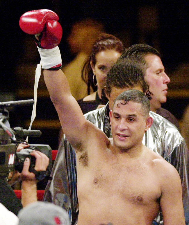 <YONHAP PHOTO-0373> FILE - In this July 14, 2001 file photo, boxing champ Hector "Macho" Camacho celebrates after defeating Roberto Duran in their super middleweight National Boxing Association championship fight in Denver. Camacho, a boxer known for skill and flamboyance in the ring, as well as for a messy personal life and run-ins with the police, has died, Saturday, Nov. 24, 2012, after being taken off life support. He was 50. (AP Photo/Ed Andrieski, File)/2012-11-25 10:40:47/ <저작권자 ⓒ 1980-2012 ㈜연합뉴스. 무단 전재 재배포 금지.>
Hector “Macho” Camacho celebrates after defeating Roberto Duran on July 14, 2001.
AFP-Yonhap News