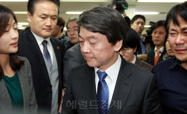 안철수 무소속 대선후보가 23일 오후 서울 종로구 공평동 캠프 브리핑룸에서 후보직 사퇴를 발표하는 기자회견을 한 뒤 캠프 관계자들과 인사하고 있다. /안훈기자 rosedale@ 2012.11.23