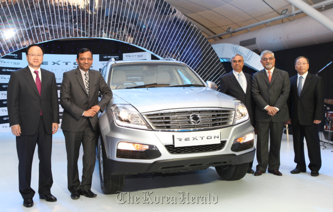 Ssangyong Motor chief executive Lee Yoo-il (left) and Mahindra & Mahindra Automotive and Farm Equipment Sectors President Pawan Goenka (second from left) showcase the Rexton in Mumbai, India.   Ssangyong Motor