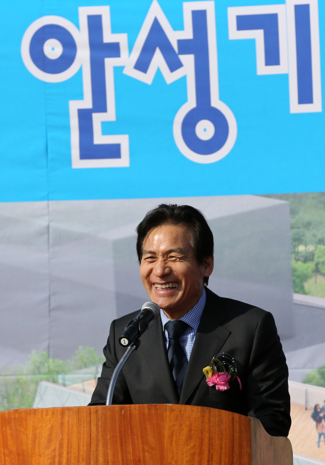 Veteran actor Ahn Sung-ki speaks at a ground-breaking ceremony for the Ahn Sung-ki Movie Museum in Gangneung, Gangwon Province, on Saturday.   Yonhap News