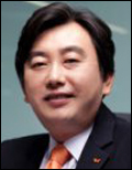 이주식(기업인/SK커뮤니케이션즈 대표)
이주식(사진) SK커뮤니케이션즈 대표가 최근 조직개편과 희망퇴직으로 어수선해진 사내 분위기를 수습하고 나섰다. 이 대표는 지난 23일 조직개편 이후 처음 열린 ’타운홀 미팅’에서 직원들에게 "소통 활성화ㆍ빠른 실행력ㆍ끊임없는 도전을 통해 재도약에 힘써달라"고 당부했다. 또 "모바일과 SNS의 연계라는 SK컴즈만의 차별화된 경쟁력을 확보해 내년 재도약의 발판을 마련하겠다"고 밝혔다.