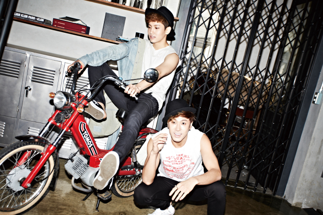 동방신기(가수/남자그룹)
동방신기는 리패키지 앨범 ‘휴머노이드(Humanoids)’가 발매되는 11월 26일(금일) 하루 동안 스마트폰 국민게임 ‘애니팡(선데이 토즈, 대표: 이정웅)’에 접속하는 모든 이용자들에게 게임 아이템인 ‘하트’를 무료로 선물하는 색다른 이벤트를 펼치고 있다.