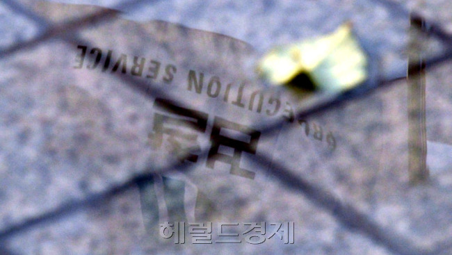 검찰에 대한 개혁이 봇물을 이루고 있는 가운데 26일 서울 서초동 대검찰청 검찰 깃발이 고인 빗물에 반영돼 펄럭이고 있다.<br />김명섭 기자 msiron@heraldcorp.com
검찰에 대한 개혁이 봇물을 이루고 있는 가운데 26일 서울 서초동 대검찰청 검찰 깃발이 고인 빗물에 반영돼 펄럭이고 있다.
김명섭 기자 msiron@heraldcorp.com